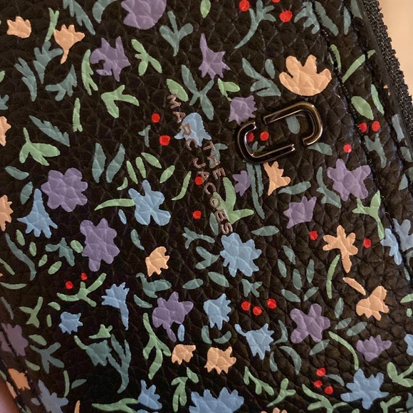 EUC Marc Jacobs ditsy card case - Picture 7 of 9